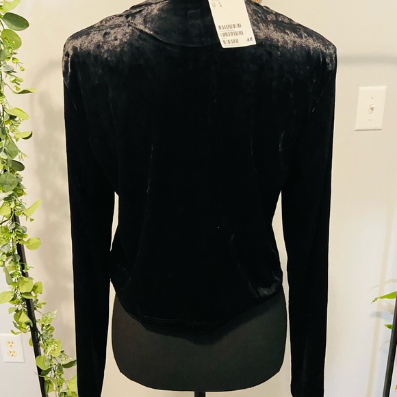 Black Velour Long Sleeve Cropped Too - Picture 3 of 4